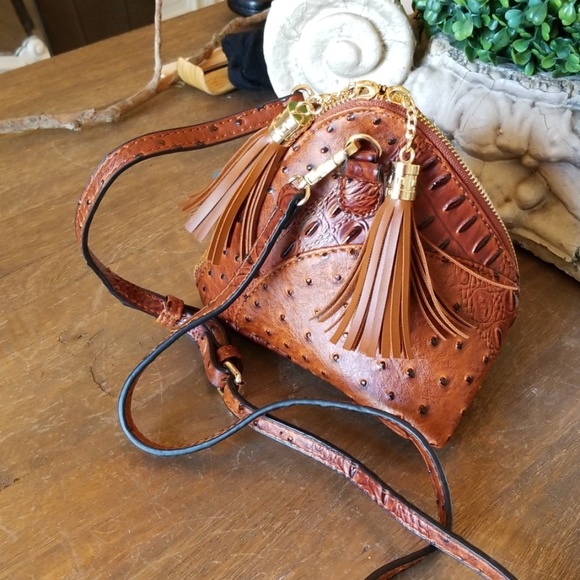 Handbags - Like new triangle bag
